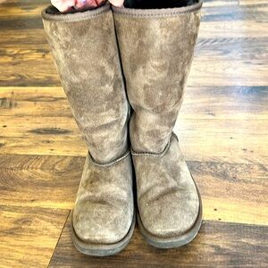 Ugg tall boot size 6 in kids (fits like an 8/8.5 Women’s) brown
